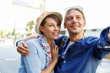 Gülümseyen çift kamera ile