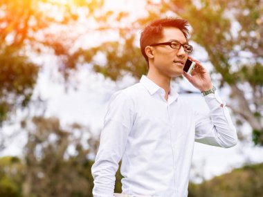 Parkta onun mola sırasında genç mutlu ve başarılı iş adamı