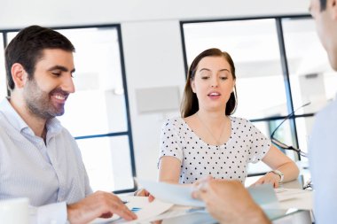 mutlu genç iş adamları bir toplantı grubu