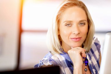 Mutlu girişimci veya serbest meslek sahibi bir ofis veya ev içinde