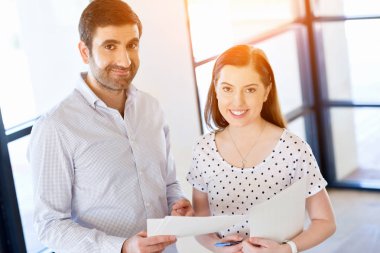 İki genç iş adamları Office görüntü