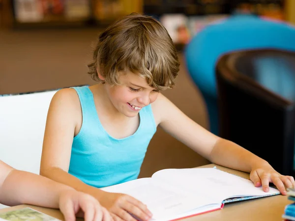 Niño en la biblioteca — Foto de Stock