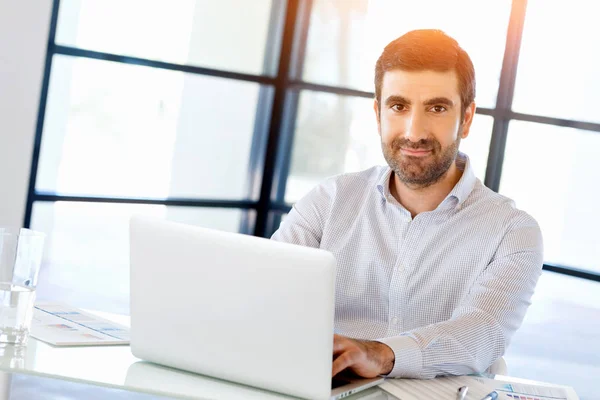 Stilig affärsman arbetar på dator — Stockfoto