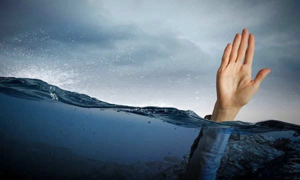 Mano di persona che annega in acqua — Foto Stock