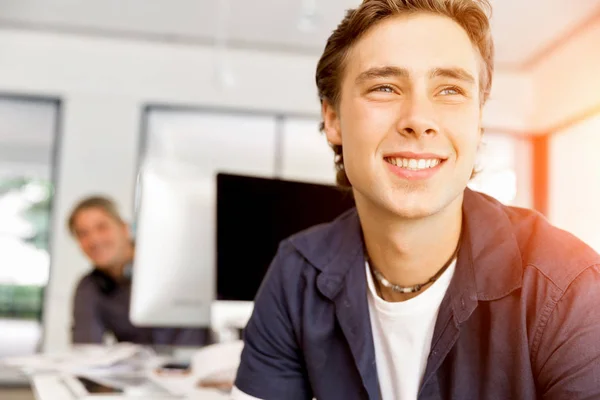 Hombre joven en informal en la oficina —  Fotos de Stock