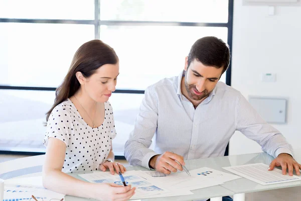 Bilden av två unga affärsmän i office — Stockfoto