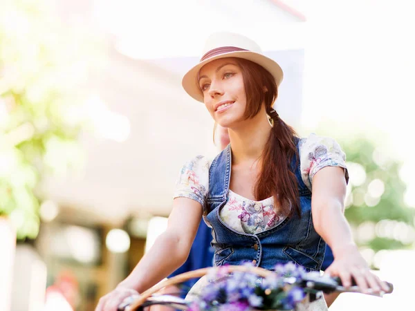 Hermosa mujer cabalgando en bicicleta — Foto de Stock