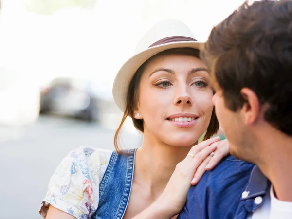 Feliz joven pareja caminando en la ciudad — Foto de Stock