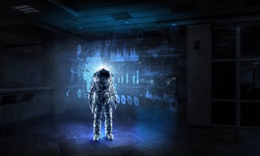 Astronot laboratuvar içinde keşfe çıkmak. Karışık teknik