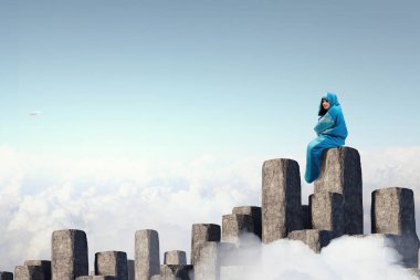 Kız uzun yürüyüşe çıkan kimse dinlenme. Karışık teknik