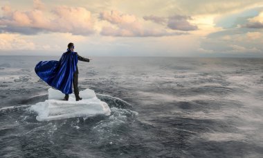 Sörf denizde yüzen buz kütlesi. Karışık teknik