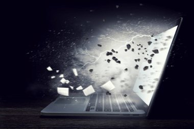 Masa üstünde parlayan laptop. Karışık teknik