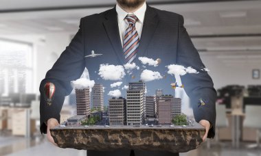 Man sunan inşaat modeli. Karışık teknik