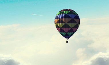 Aerostat gün gökyüzünde yüzen. Karışık teknik