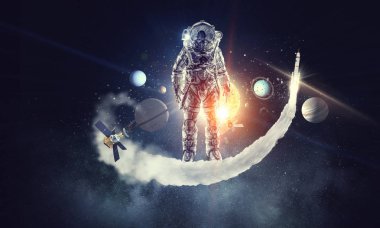 Astronot sörf karanlık gökyüzü. Karışık teknik