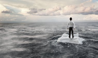 Sörf denizde yüzen buz kütlesi. Karışık teknik