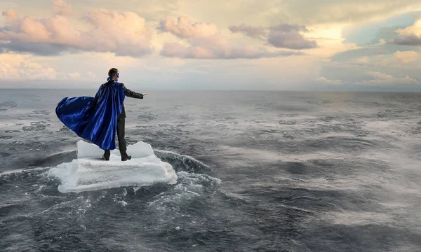 Sörf denizde yüzen buz kütlesi. Karışık teknik