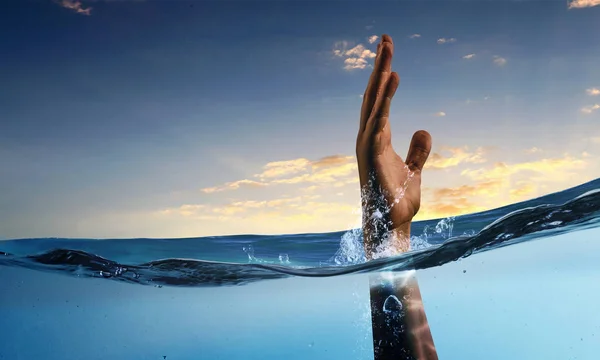 Hand einer Person, die im Wasser ertrinkt — Stockfoto