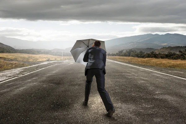 Homme d'affaires avec parapluie noir. Techniques mixtes — Photo