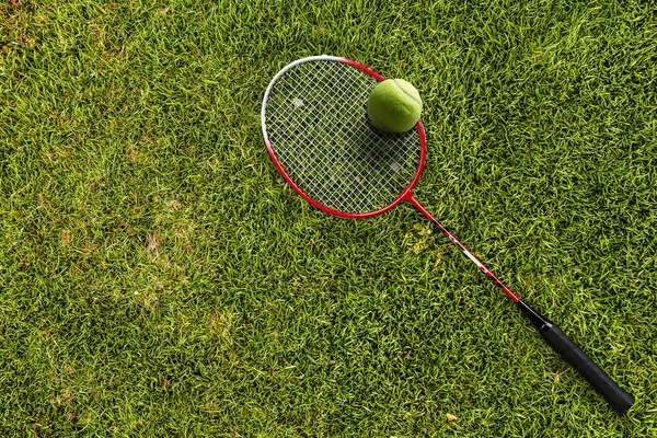 Tennisball auf dem Platz — Stockfoto