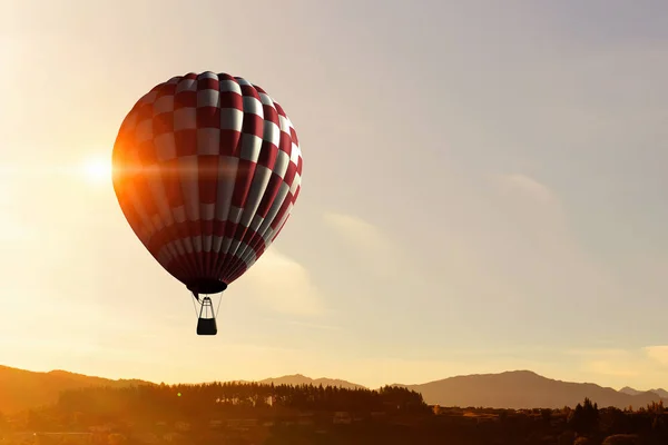 Aerostat gün gökyüzünde yüzen. Karışık teknik — Stok fotoğraf