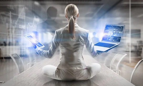 Företag dam mediterar på jobbet. Mixed media — Stockfoto