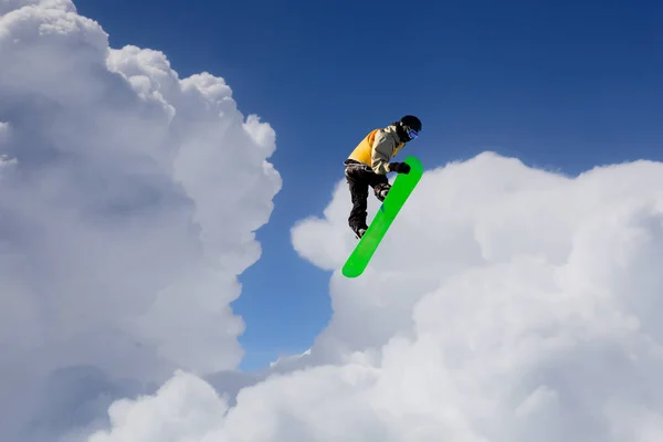 Snowboardåkare att hoppa — Stockfoto