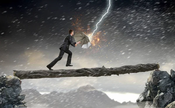 Siyah şemsiye ile iş adamı. Karışık teknik