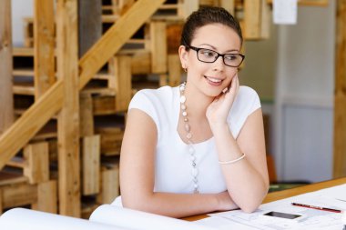 Genç kadın mimar ofis