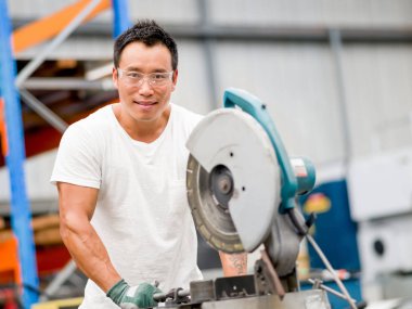 Asya işçi fabrikada üretim tesisi