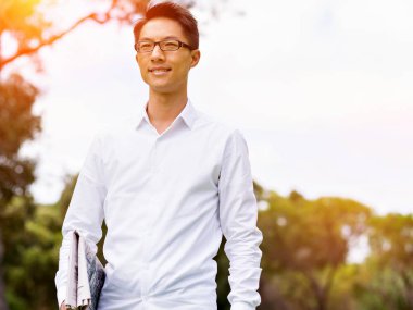 Parkta onun mola sırasında genç işadamı