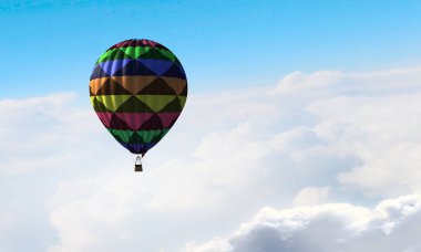 Aerostat gün gökyüzünde yüzen. Karışık teknik