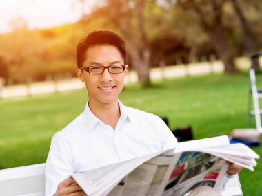 Parkta onun mola sırasında genç işadamı