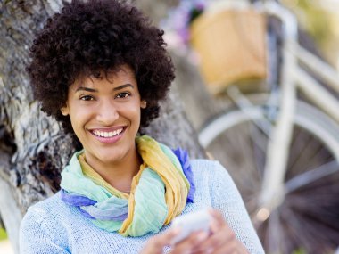 Sevimli genç kadın yaz Park ile hareket eden