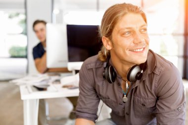 Ofiste rahat genç adam