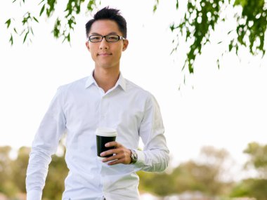 Adam bir parkta bir kahve molası