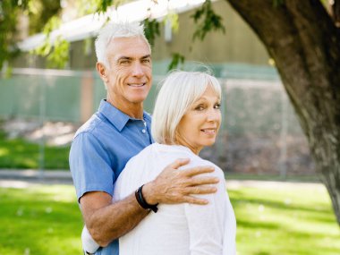 Yaşlı çift parkta dinleniyor.