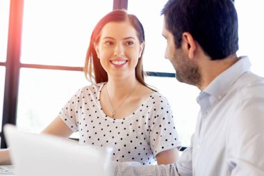 İki genç iş adamları Office görüntü