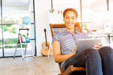 Afro-Amerikan ofis çalışanı iş içinde gülümseyen portresi