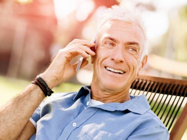 Lomature adam açık havada istimal hareket eden telefon