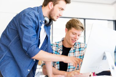 Genç Ofis çalışanları tartışıyor