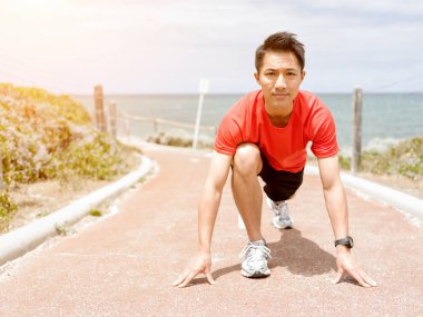 Genç adam bir çalıştırmak için hazırlanıyor