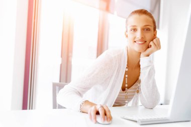 Çekici ofis çalışanı masada oturuyor.