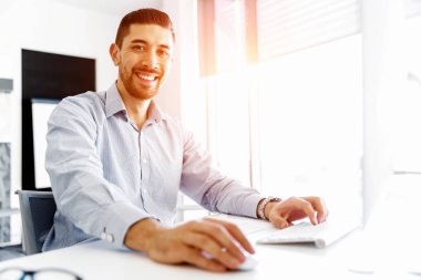 Çekici ofis çalışanı masada oturuyor.