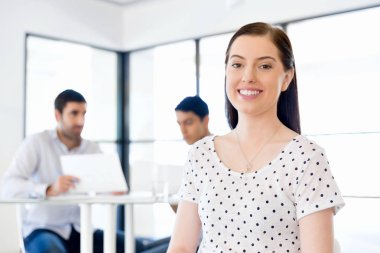 Mutlu girişimci veya serbest meslek sahibi bir ofis veya ev içinde