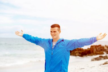 Silah spor giyim ile genç adam uzanmış