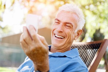 Lomature adam açık havada istimal hareket eden telefon