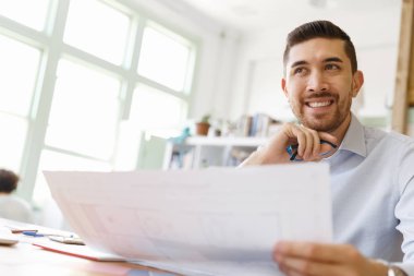 Genç adam mimar ofis