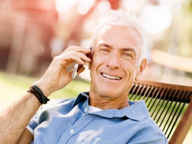 Lomature adam açık havada istimal hareket eden telefon