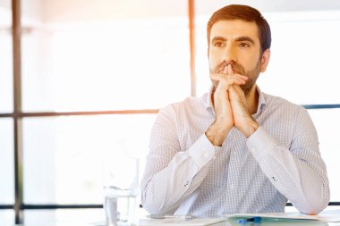 Ofisinde dalgın işadamı